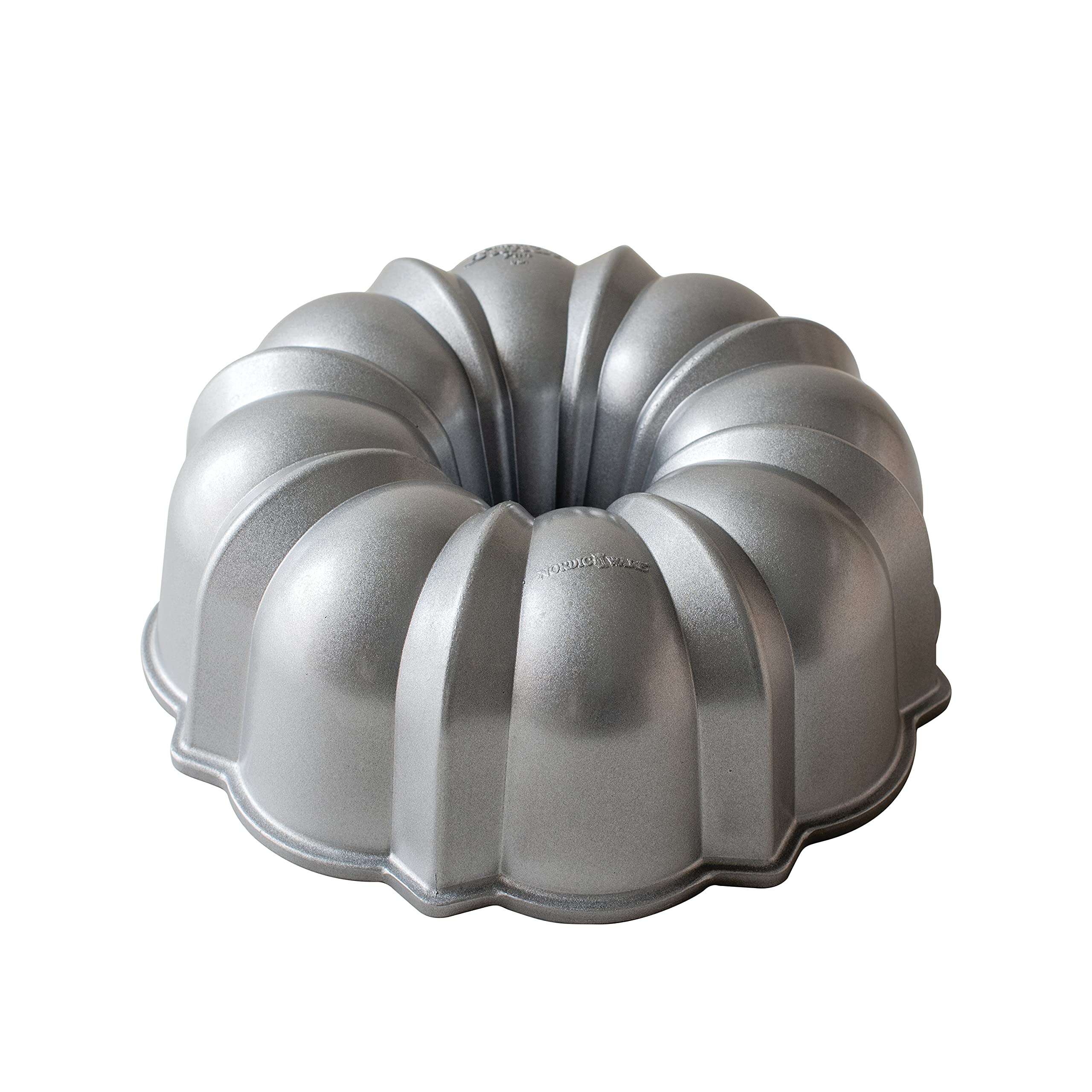 Nordic Ware molde Bundt frontal mostrando forma y acabado, facilita desmoldado
