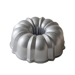 Nordic Ware molde Bundt frontal mostrando forma y acabado, facilita desmoldado