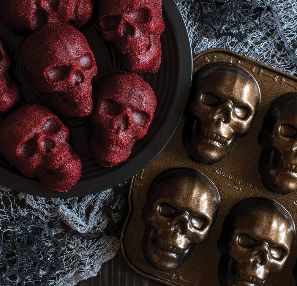 Nordic Ware primer plano textura de la cavidad calavera que destaca detalles precisos