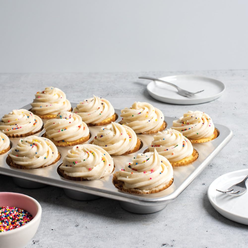 Nordic Ware bandeja con cupcakes frescos, resultados parejos