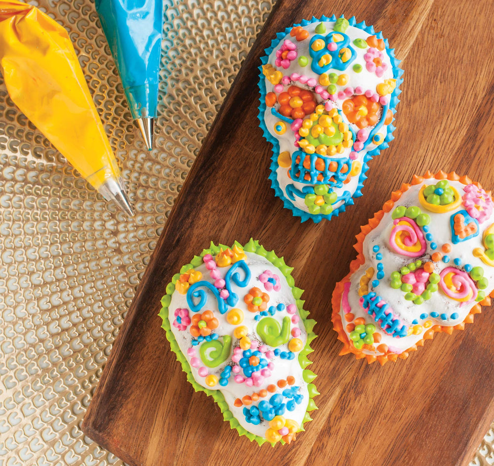 Nordic Ware mini pasteles en forma de calavera presentados en mesa para fiesta temática