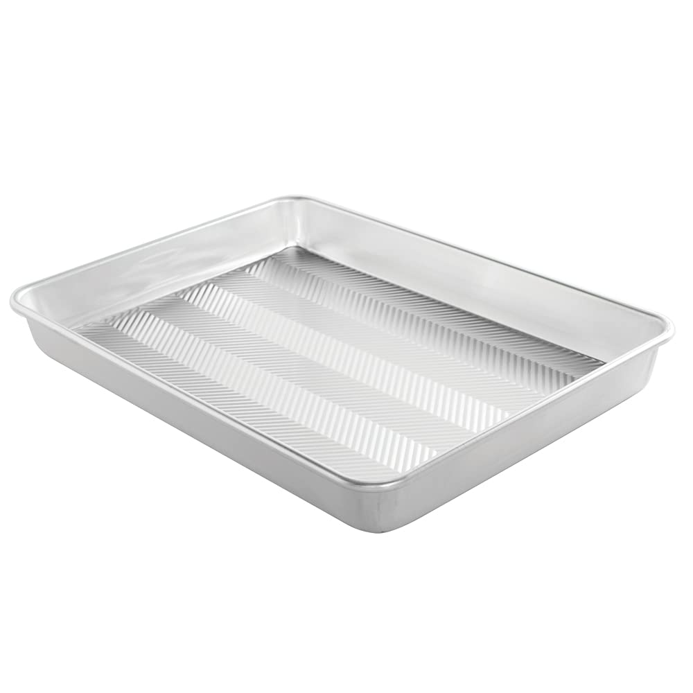 Nordic Ware vista frontal de la bandeja Prism mostrando capacidad y bordes resistentes
