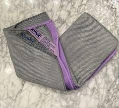 Norwex Window Cloth en acción puliendo ventana sin marcas