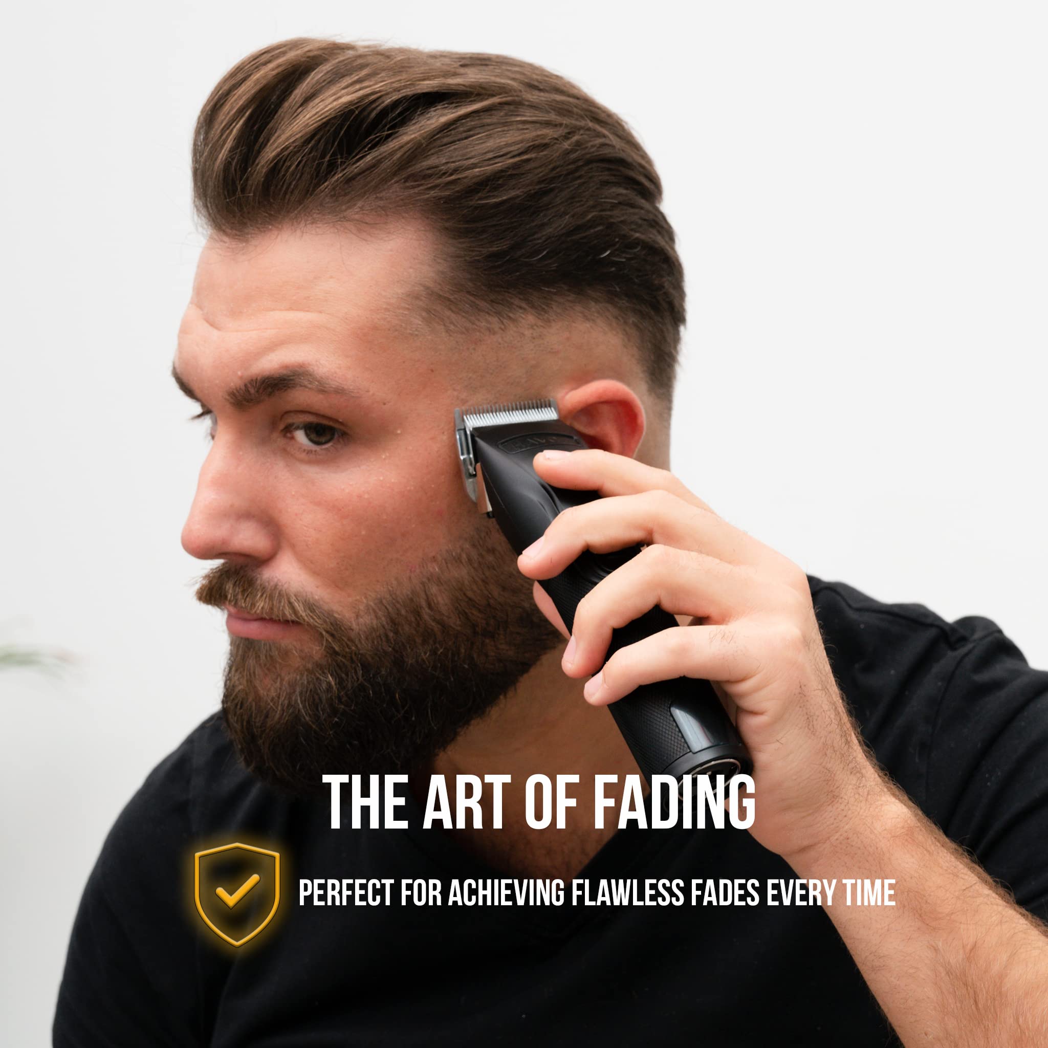 Novah Grooming comparativa de tamaño en mano, muestra portabilidad y ergonomía profesional