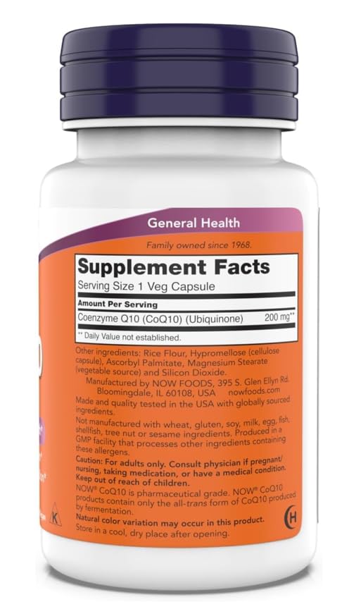 Capsula vegetal NOW CoQ10 en primer plano mostrando formato vegano y tamaño