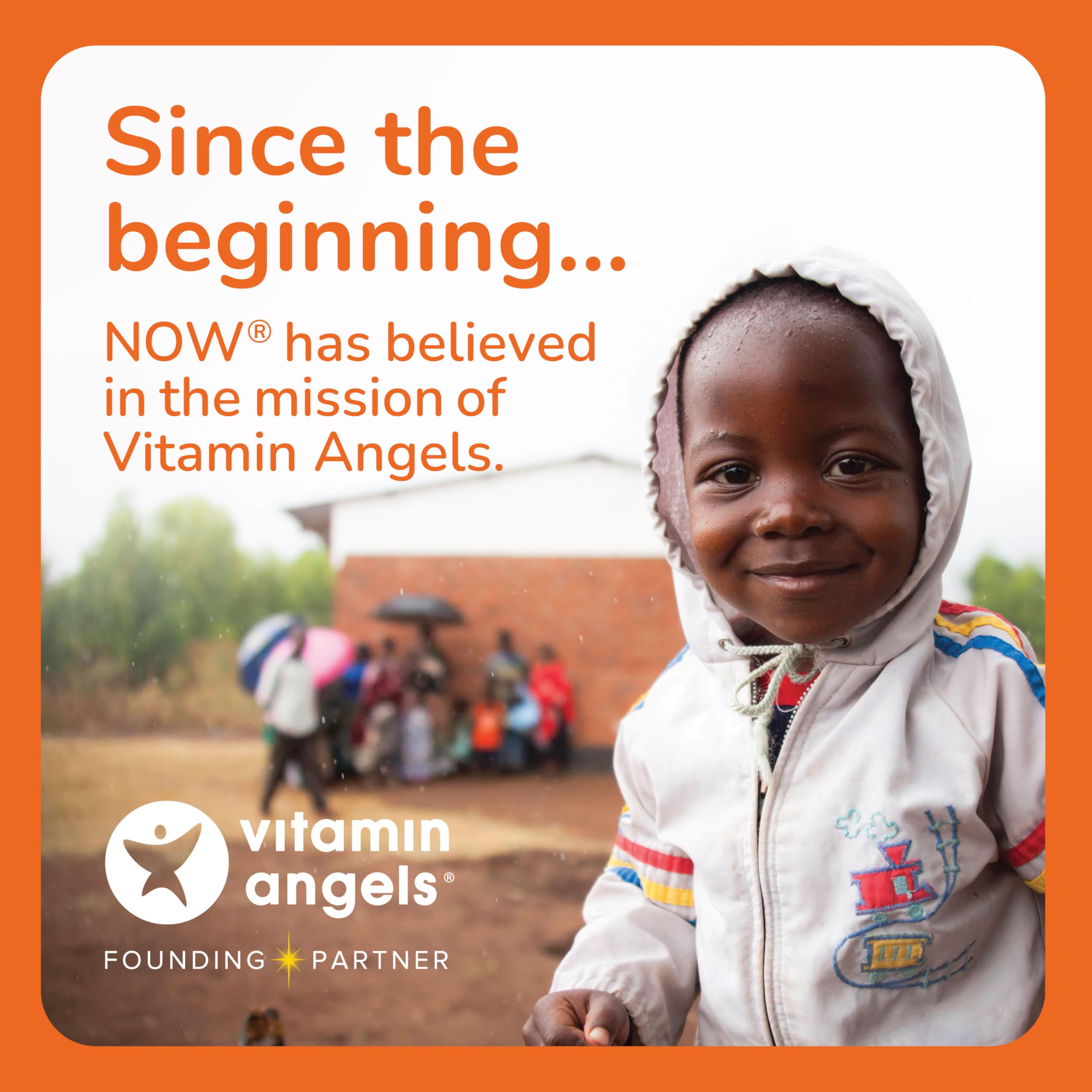 NOW Foods producto en entorno lifestyle con hombre revisando etiqueta y cuidando su salud