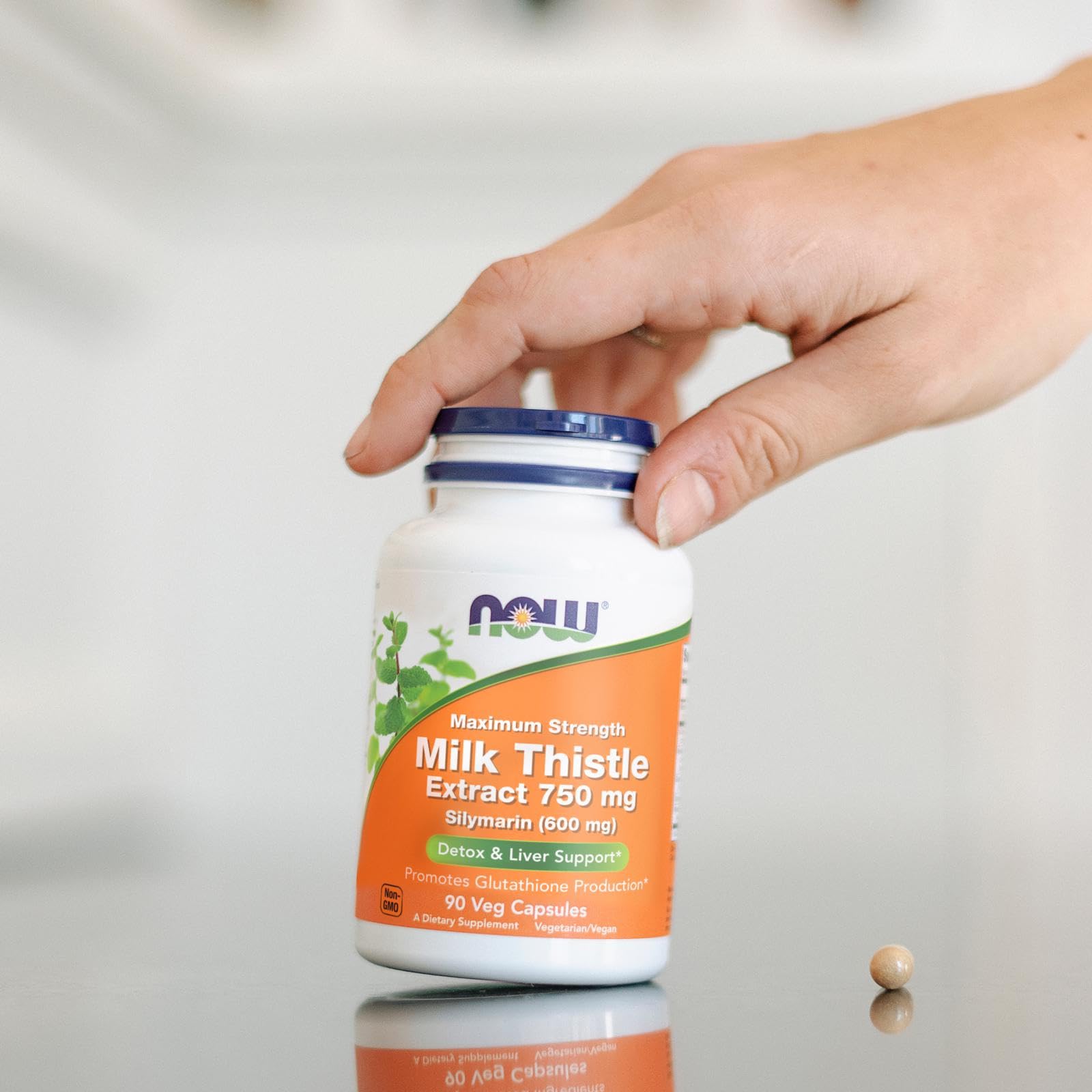NOW Foods producto ambientado en mesa para rutina de bienestar