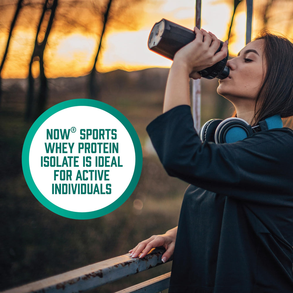 Escena de gimnasio con NOW Foods Whey Protein Isolate como suplemento post-entreno