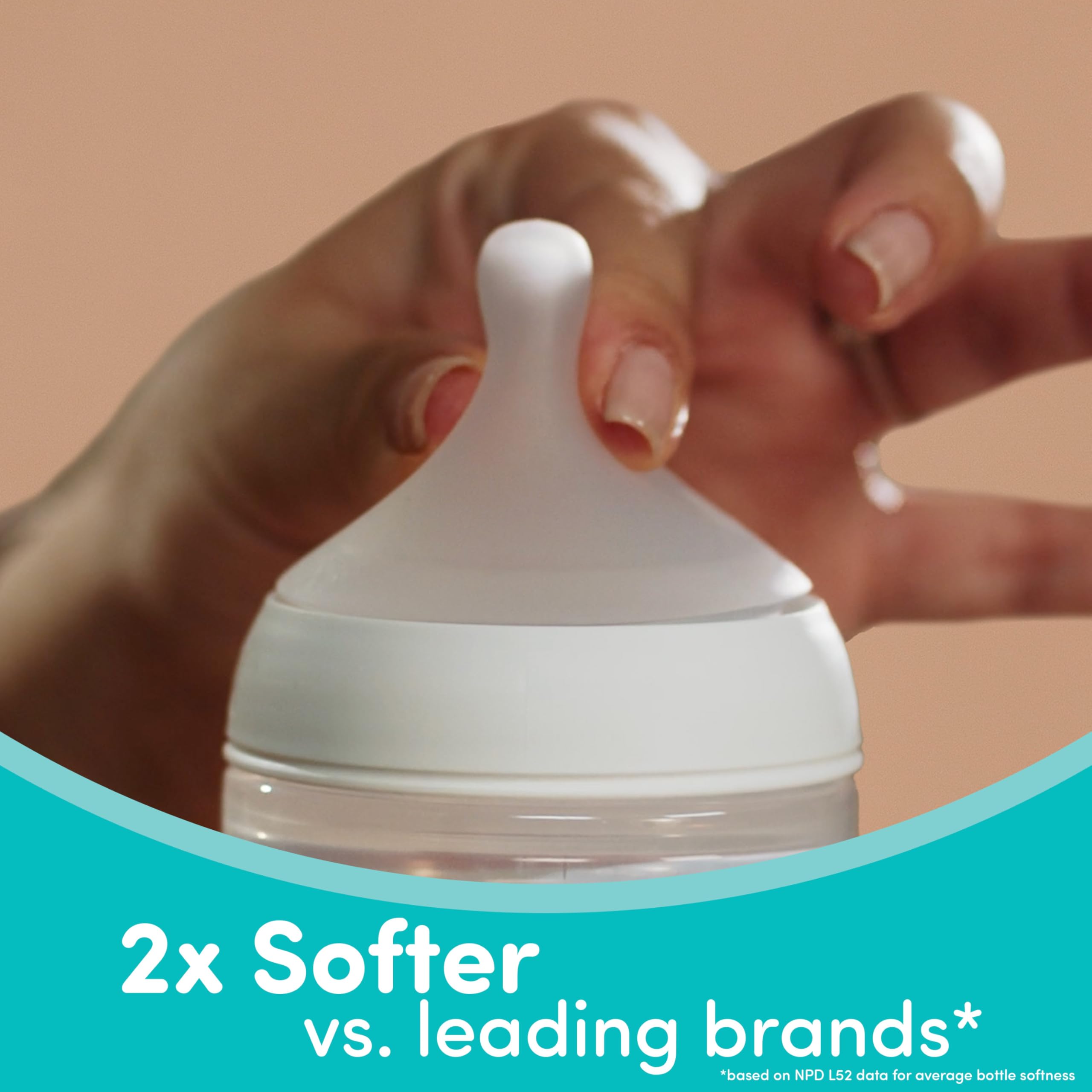 NUK biberón con leche 8 oz para comparar tamaño y escala con mano