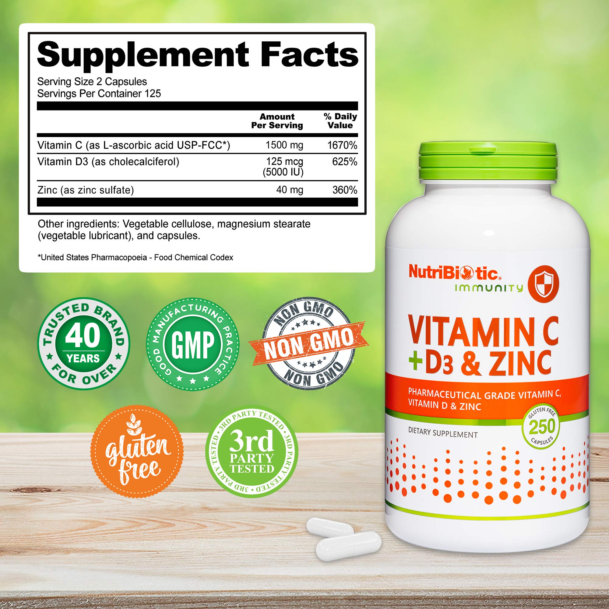 NutriBiotic cápsula mostrada en una mano para referencia de tamaño y portabilidad