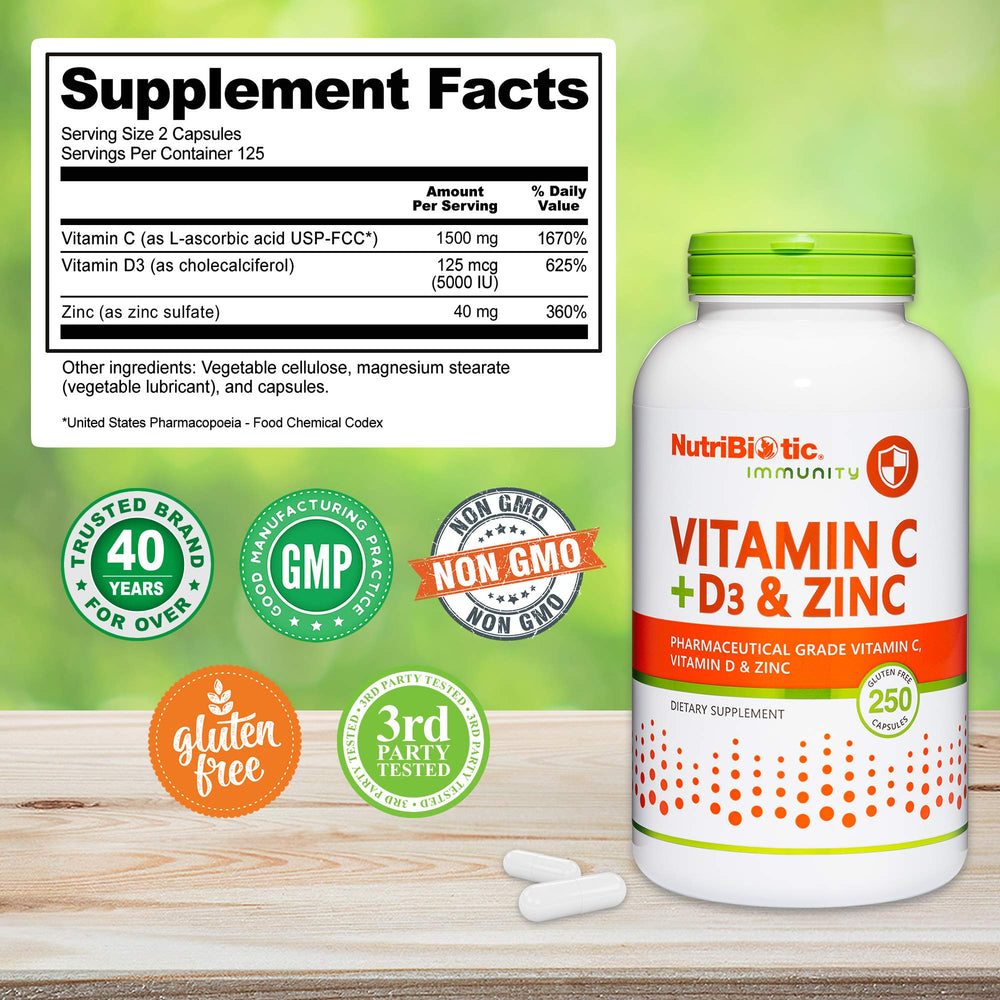 NutriBiotic cápsula mostrada en una mano para referencia de tamaño y portabilidad