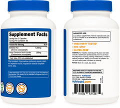 Nutricost cápsula en mano para comparar tamaño y comodidad de uso