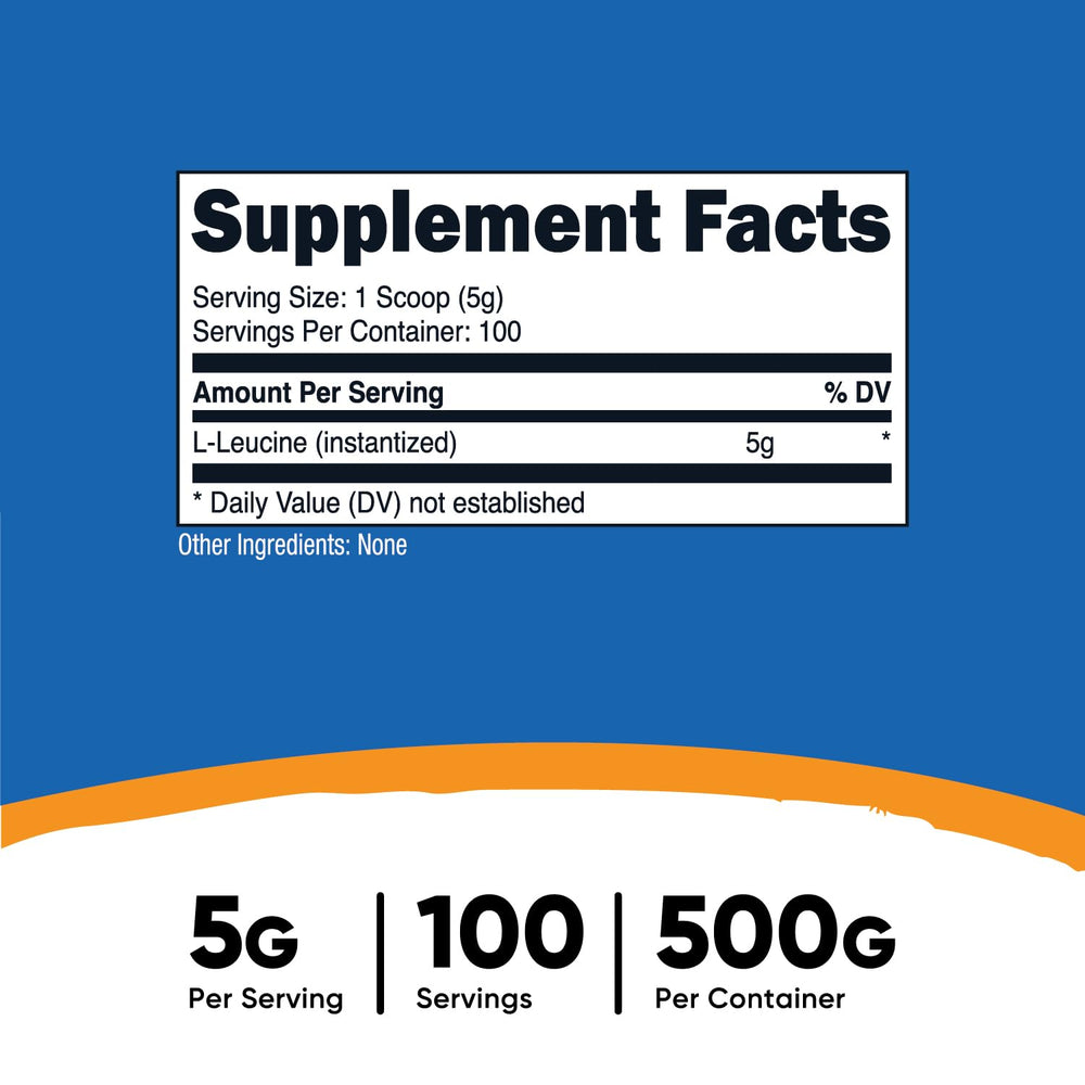 Nutricost primera plano del polvo de L-leucine en cuchara para evaluar textura