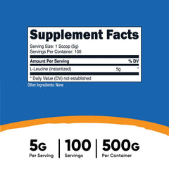 Nutricost primera plano del polvo de L-leucine en cuchara para evaluar textura
