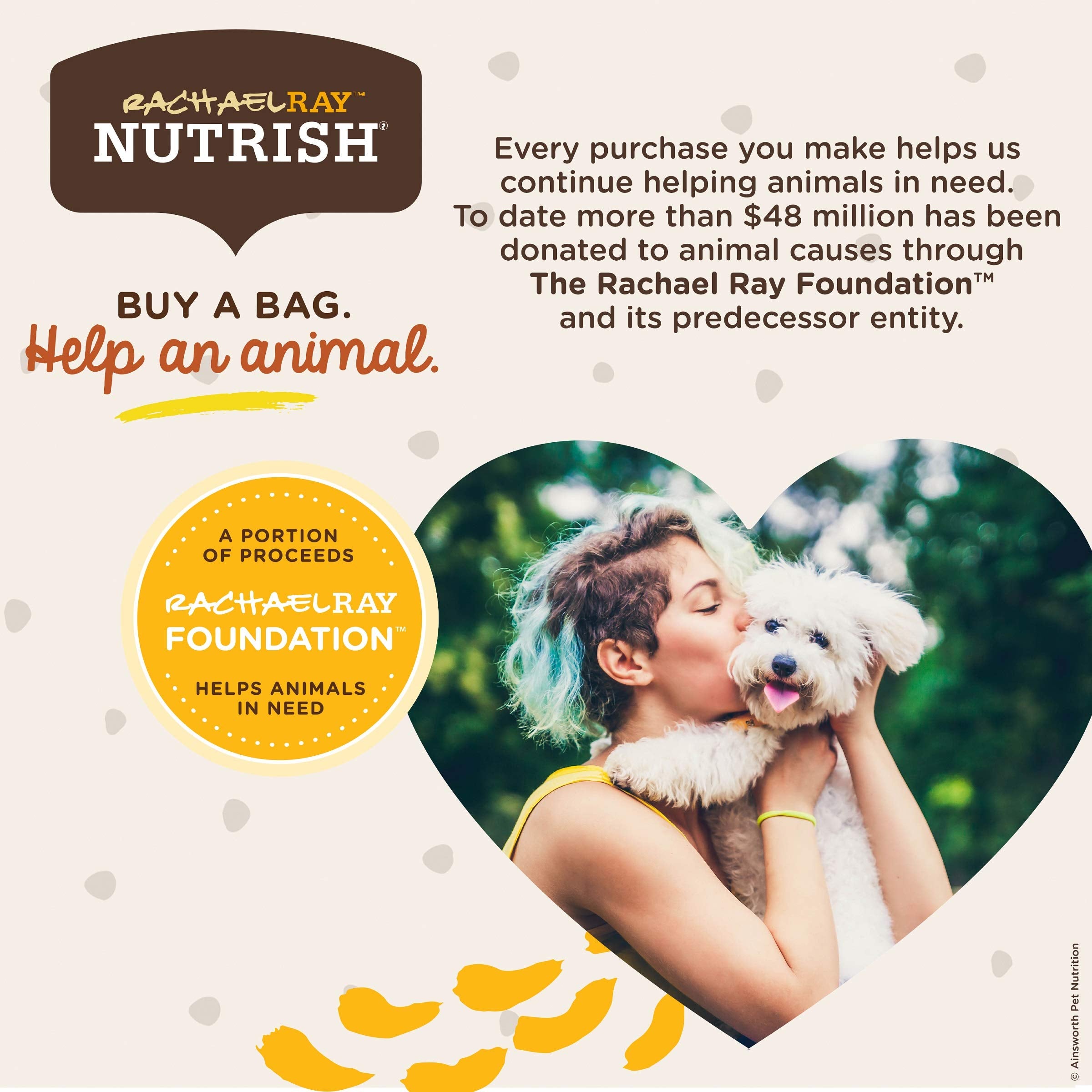 Nutrish en cocina doméstica con perro al fondo, ambiente de comida diaria