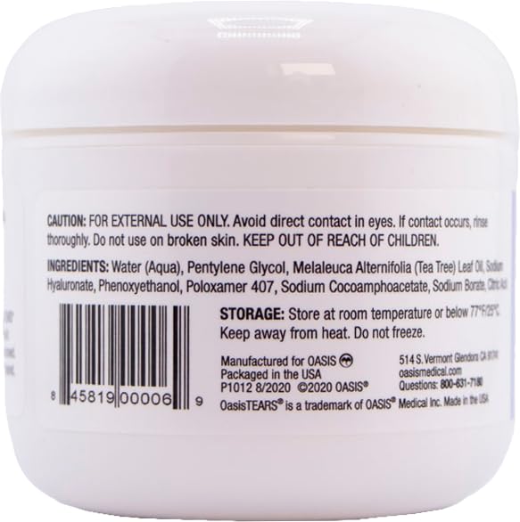 Mano sosteniendo toallita Oasis LID & LASH mostrando uso directo y portabilidad