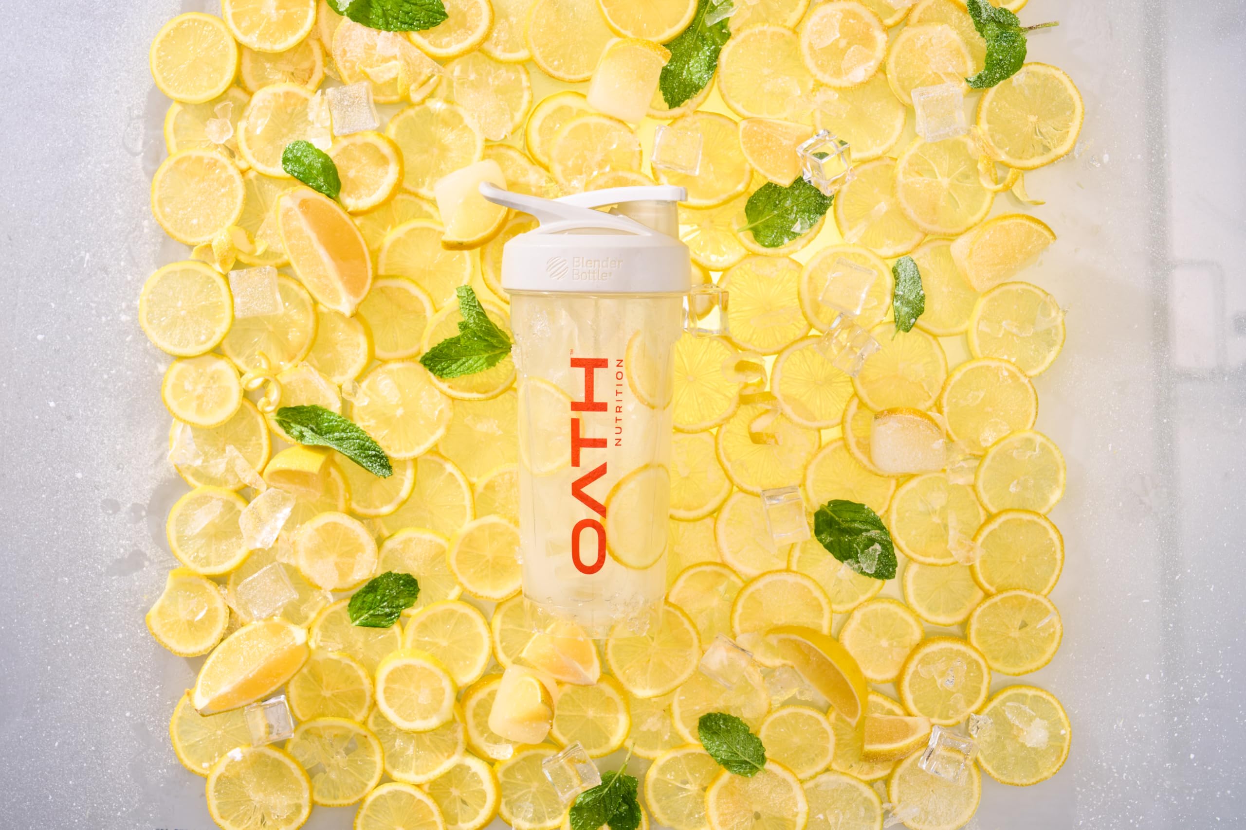 Oath Nutrition bolsa junto a piscina enfatizando uso versátil