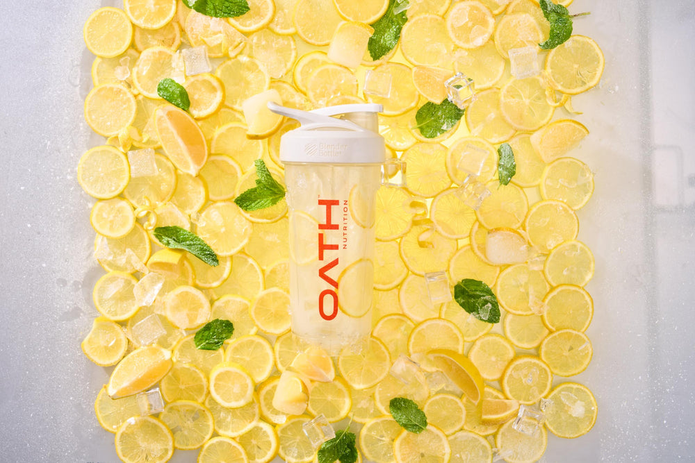 Oath Nutrition bolsa junto a piscina enfatizando uso versátil