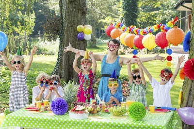 Ocean Line gafas sobre mesa decorada estilo luau para ambientar fiesta