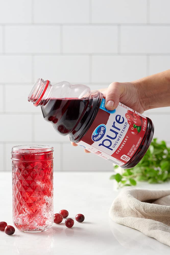 Ocean Spray vertiendo jugo en vaso con hielo para un refresco natural