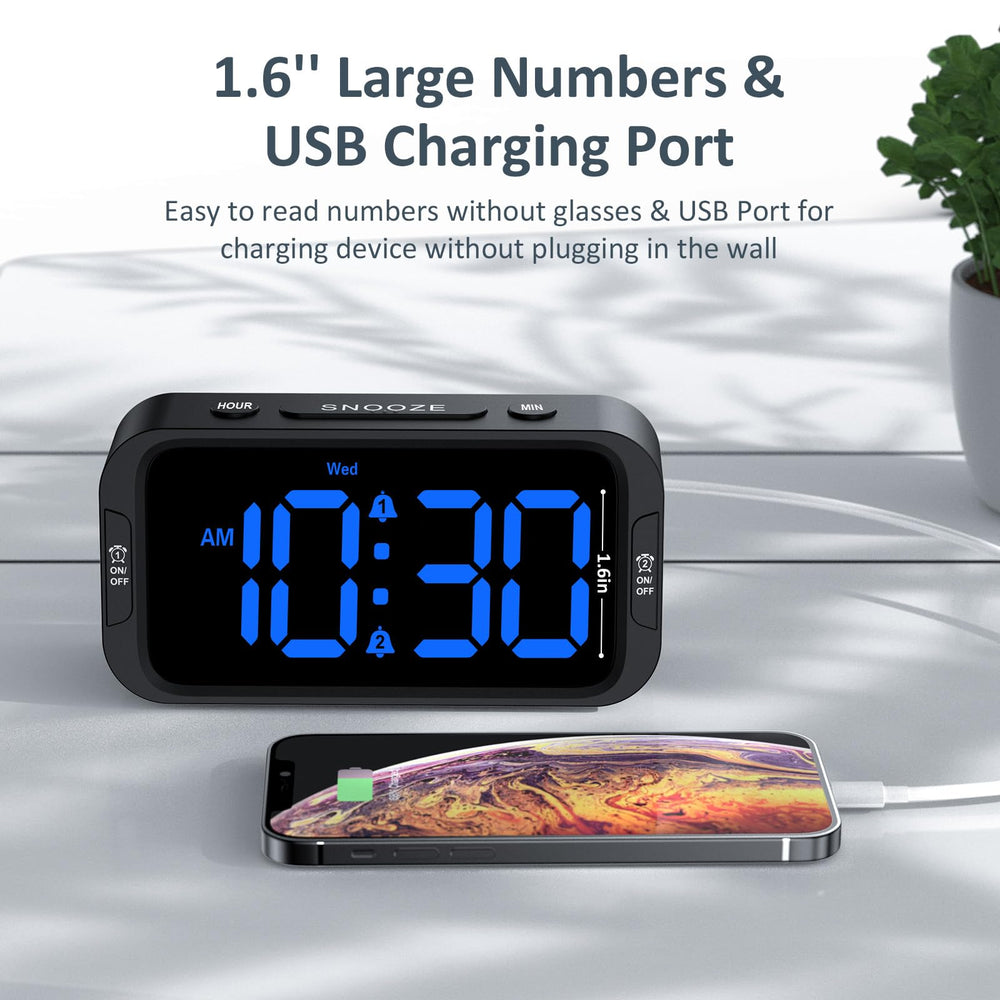 Puerto USB trasero de Odokee cargando un teléfono durante la noche para comodidad