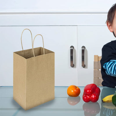 Oikss bolsas kraft en mesa de fiesta, estética natural y ordenada