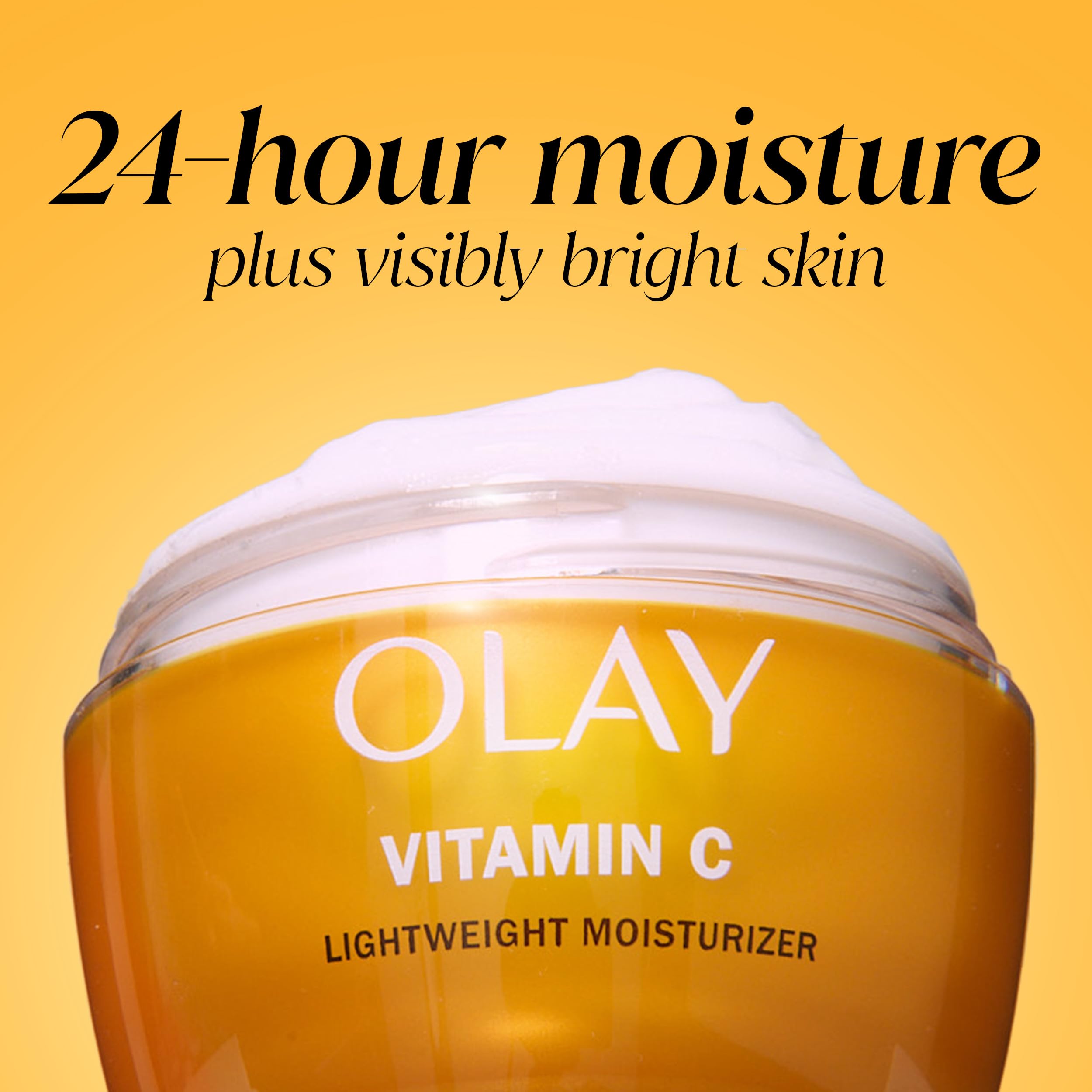 Olay crema aplicada en hombro de modelo mostrando acabado sedoso
