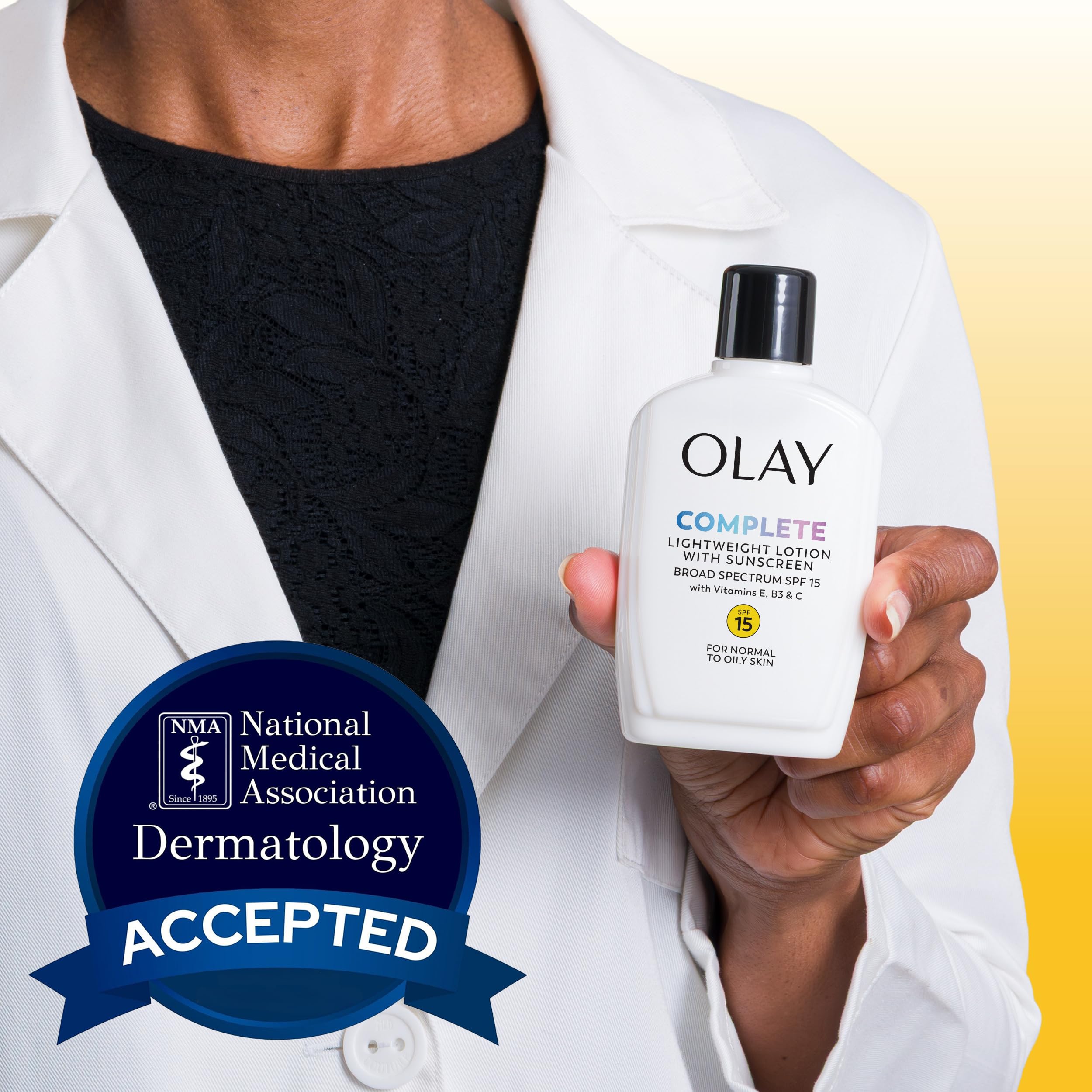 Olay en rutina matutina junto al espejo para uso diario simple