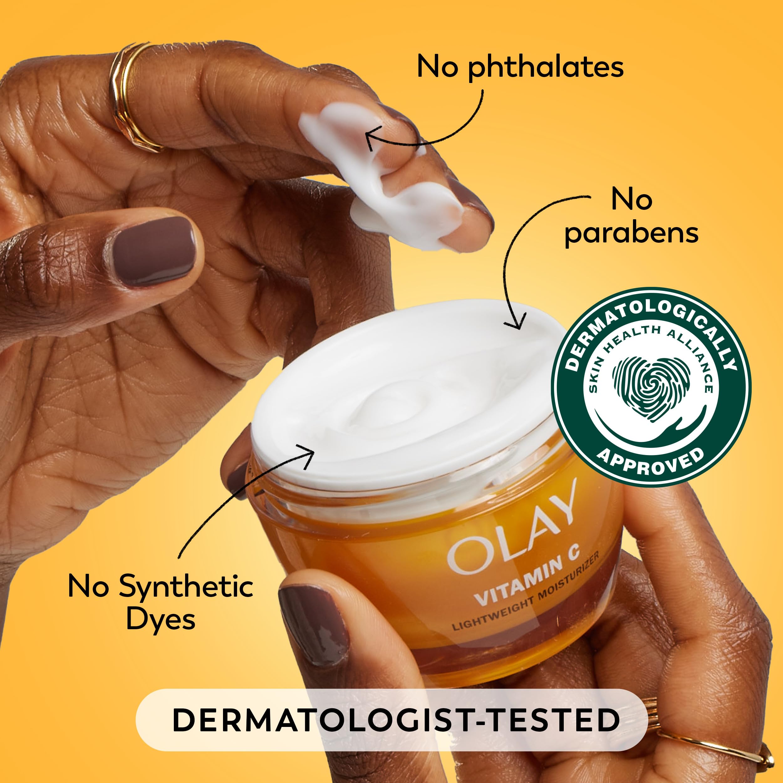Olay tamaño 50 ml junto a objetos para comparar escala y facilidad de viaje