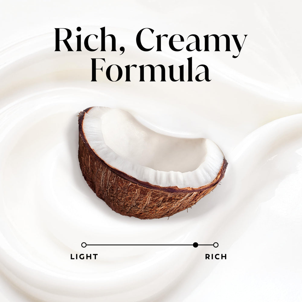 Olay espuma cremosa en mano que limpia suavemente y humecta la piel