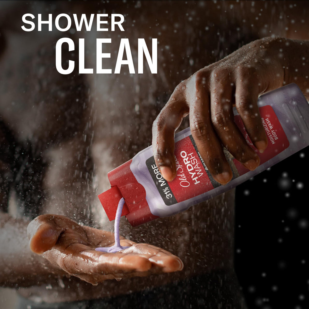 Old Spice comparación de tamaño con una mano para escala real