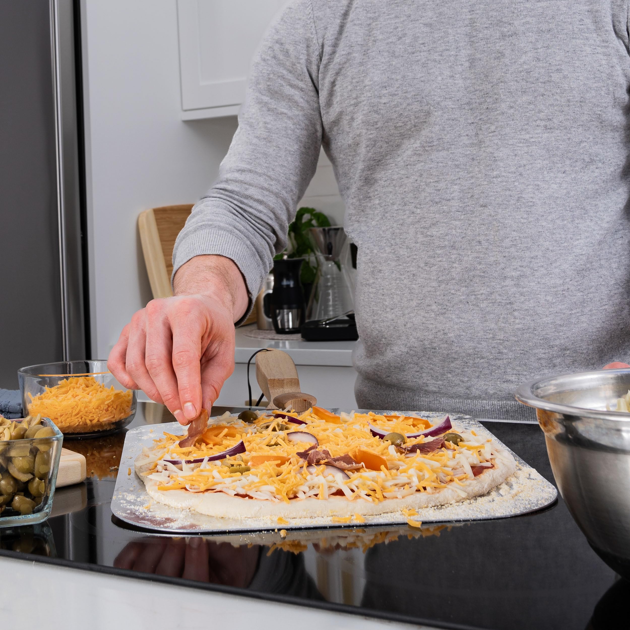 Old Stone comparación de tamaño junto a una pizza para escala clara