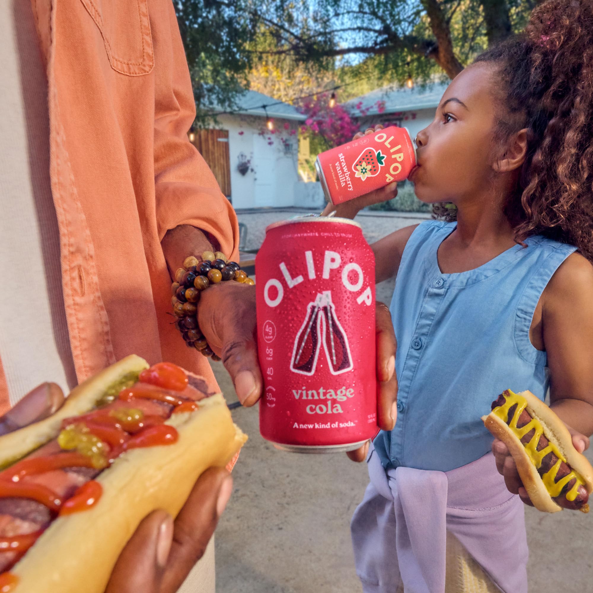 OLIPOP en mesa de verano con frutas, ambiente fresco y opción funcional para reuniones