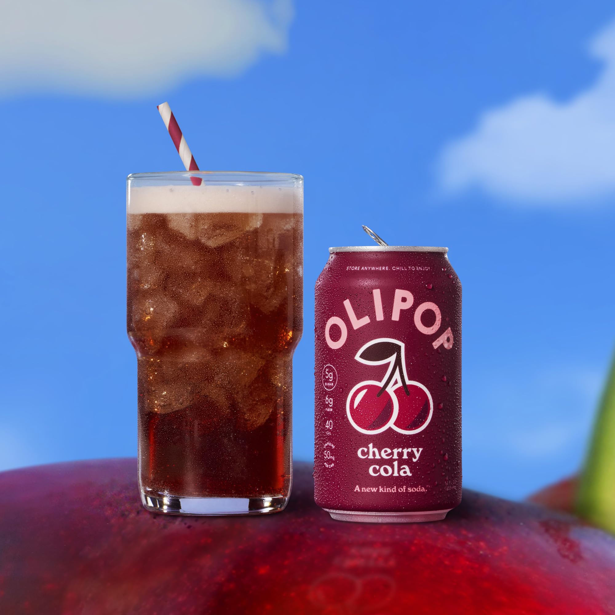 OLIPOP vaso con Cherry Cola y hielo, servido frío y listo para beber