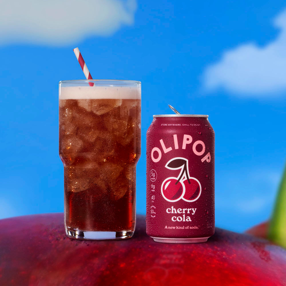 OLIPOP vaso con Cherry Cola y hielo, servido frío y listo para beber