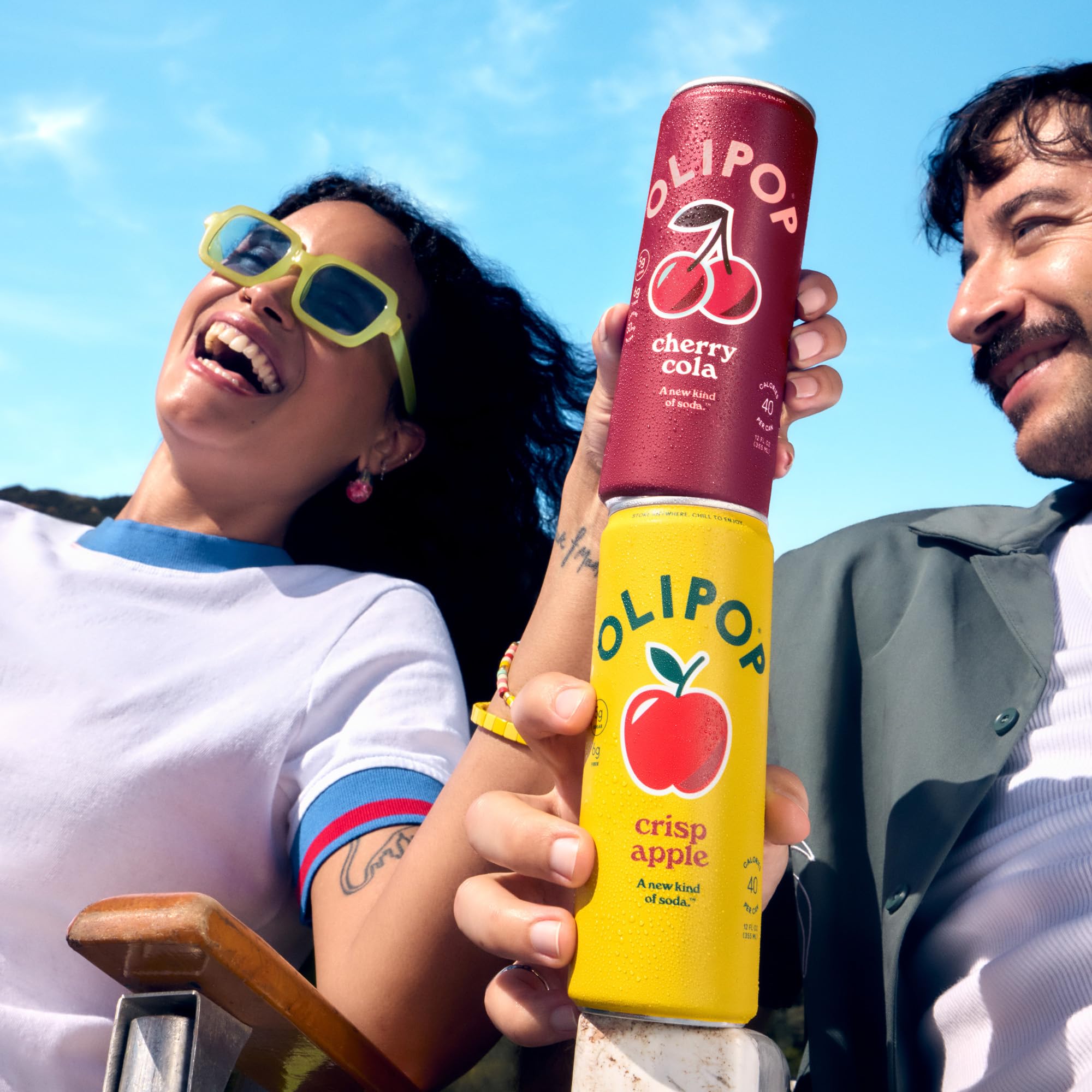 OLIPOP lata junto a una mano para comparar tamaño y porción práctica para llevar