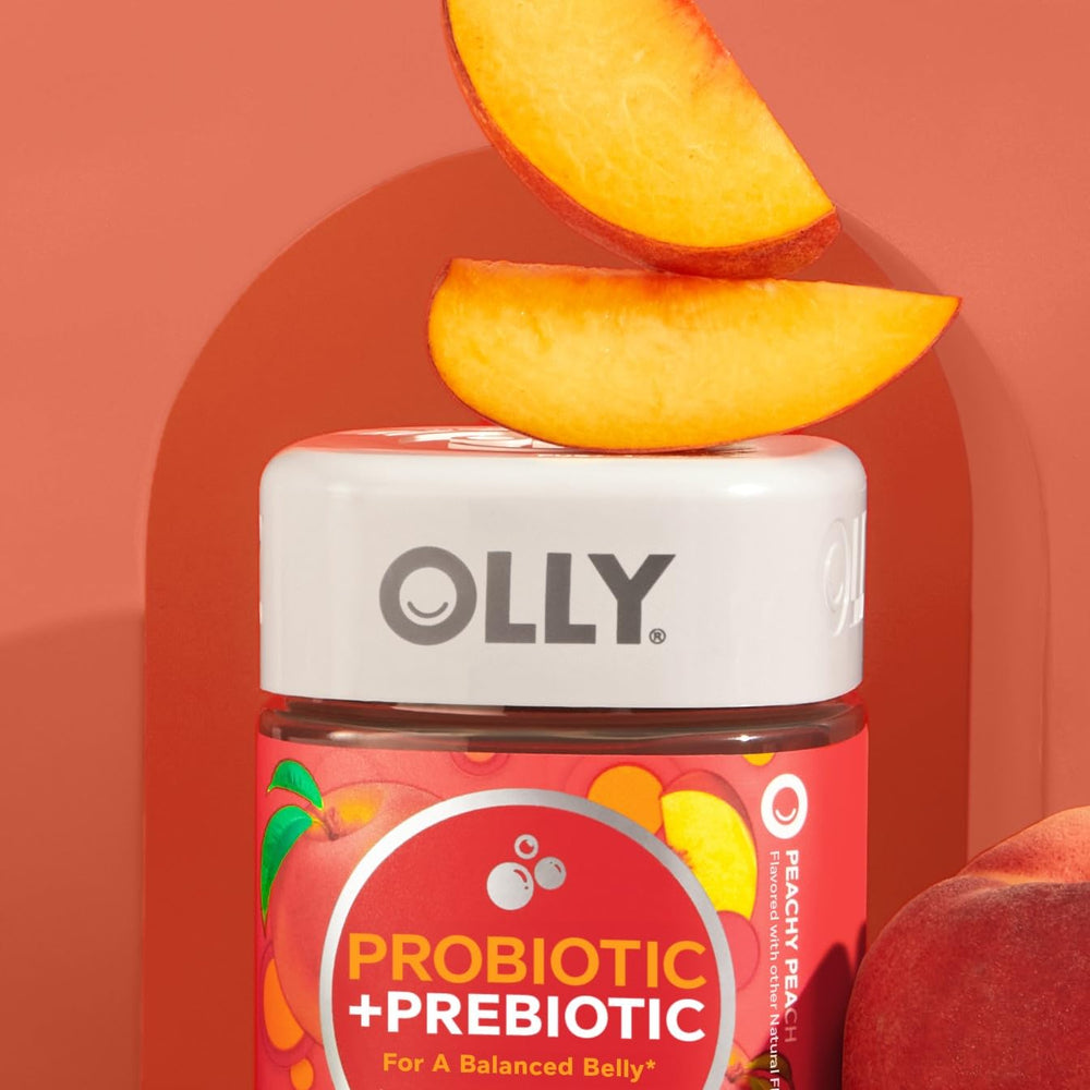 OLLY gomitas sobre fondo con melocotones, sugiere sabor Peachy Peach