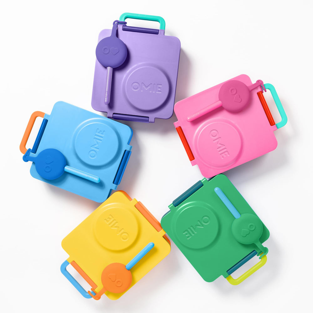 Omie escena de picnic infantil con cubiertos lilac, ideal para salidas y viajes