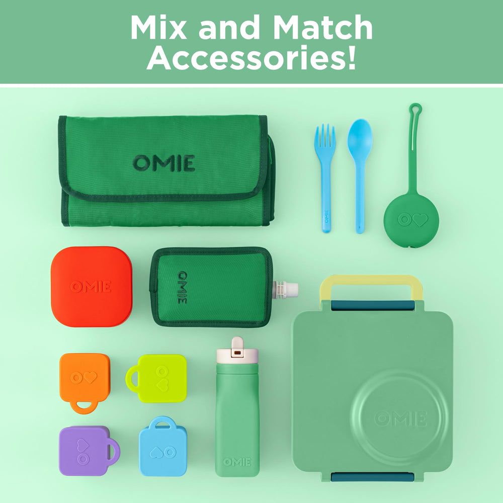 Omie OmieBox al lado de una manzana para comparar tamaño y porciones Omie