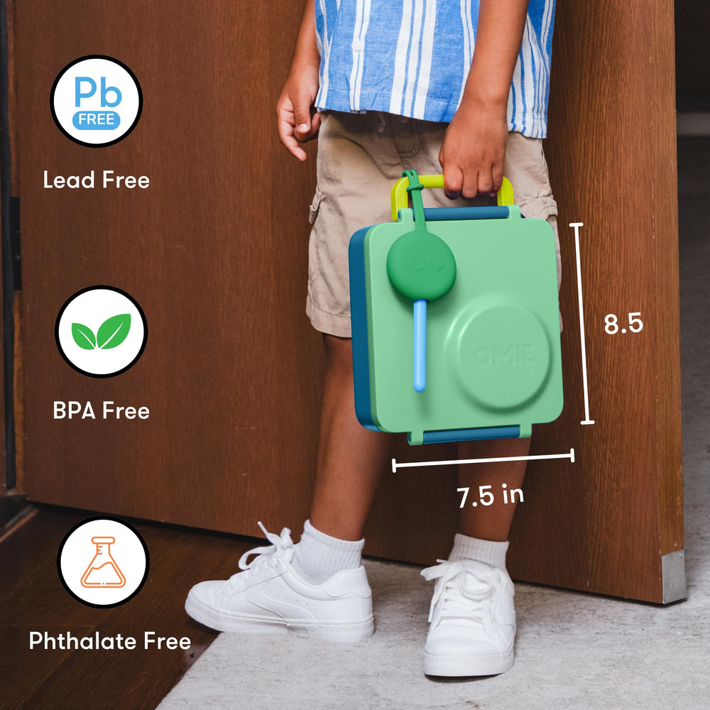 Omie OmieBox colocada en una mochila escolar mostrando portabilidad y protección