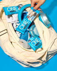 ONE Hershey's barra abierta revelando capa exterior y textura cremosa