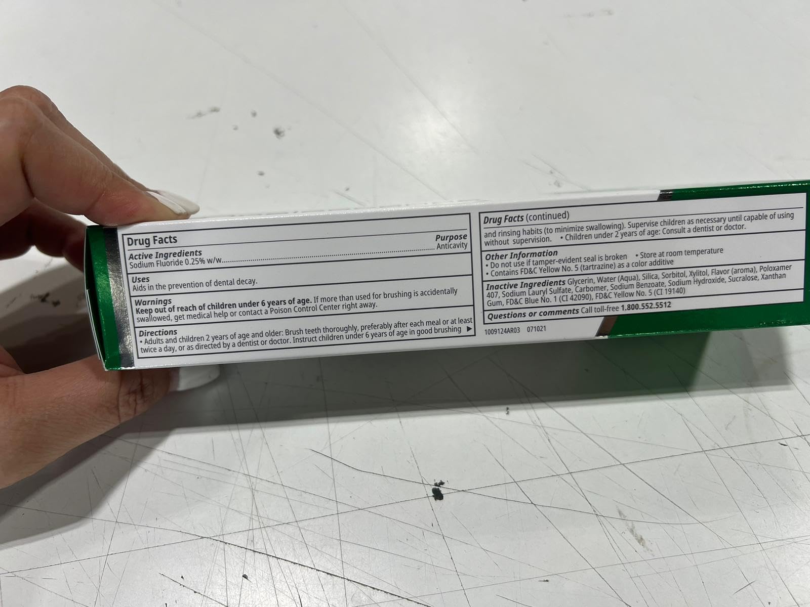 Opalescence tubo abierto con pasta visible para apreciación de textura