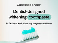 Opalescence en uso cepillando dientes para limpieza diaria y frescura