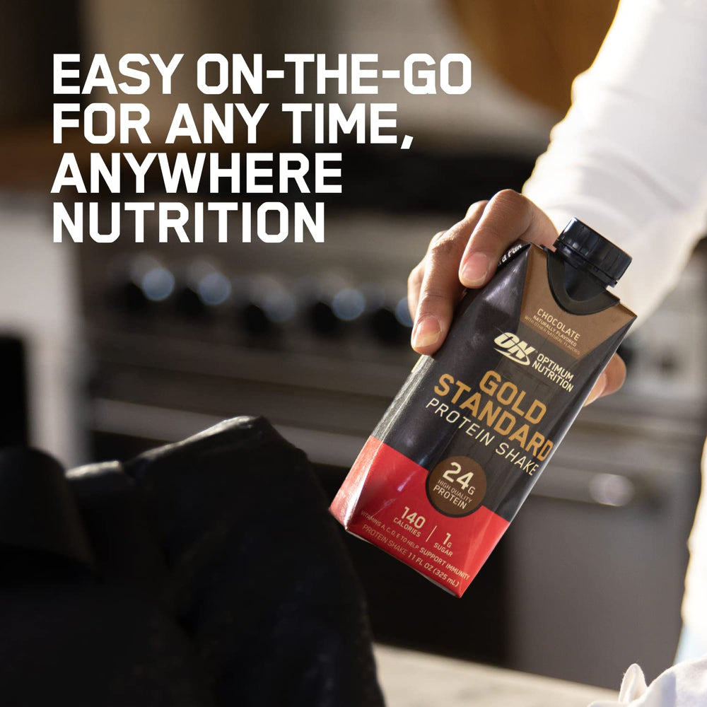Optimum Nutrition botella en mano que muestra escala y facilidad de transporte