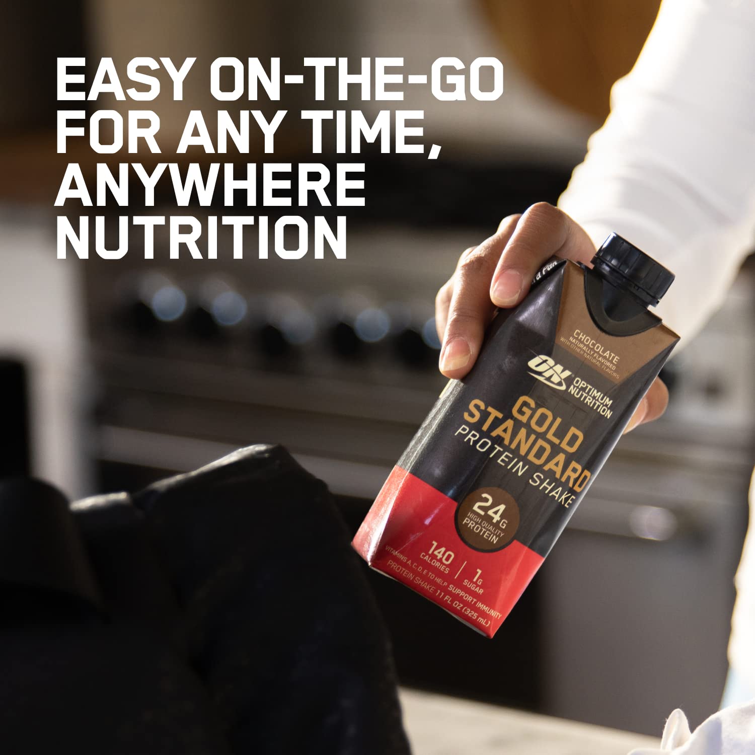 Optimum Nutrition botella en mano para mostrar tamaño práctico y portabilidad