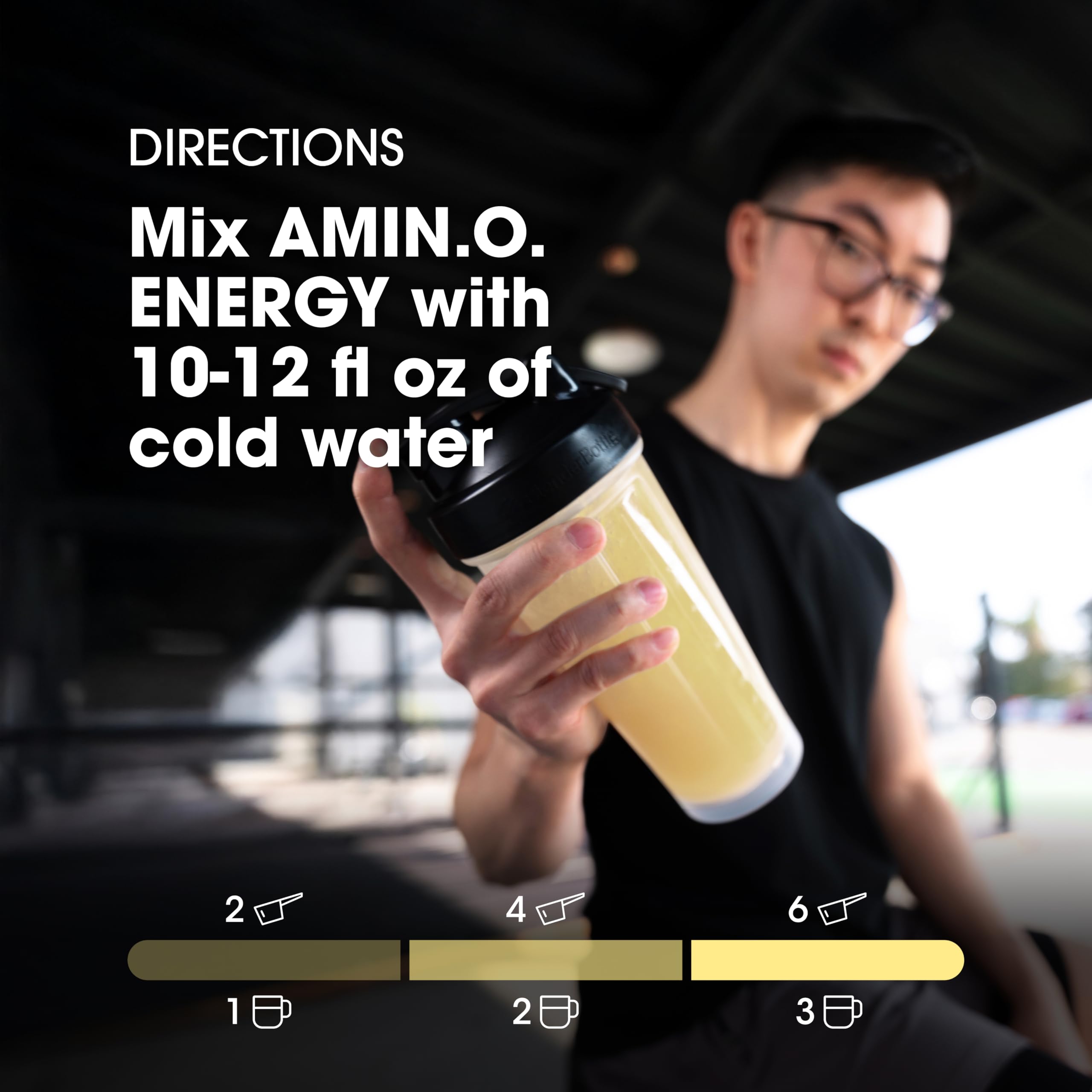 Optimum Nutrition deportista bebiendo después de entrenar para recuperación e hidratación