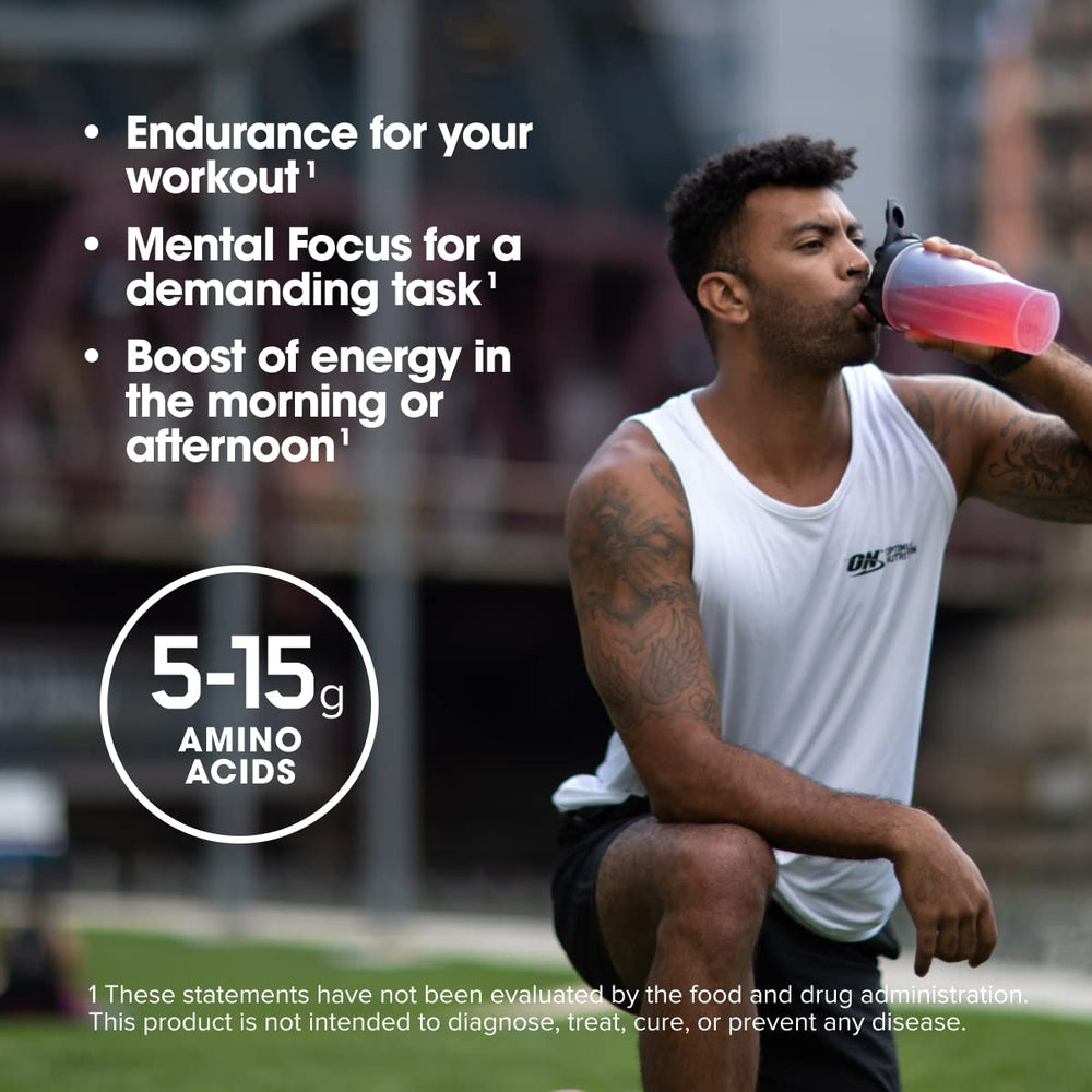 Optimum Nutrition usuario en gimnasio tomando Amino Energy para enfoque