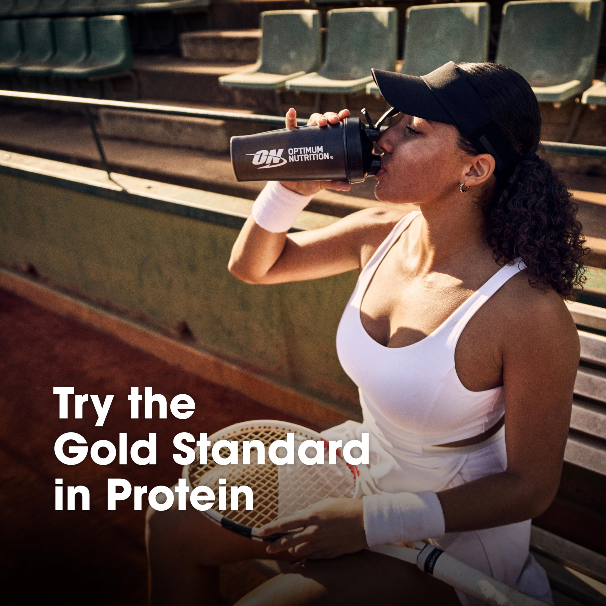 Optimum Nutrition escena en gimnasio con atleta tomando batido para recuperación post-entreno