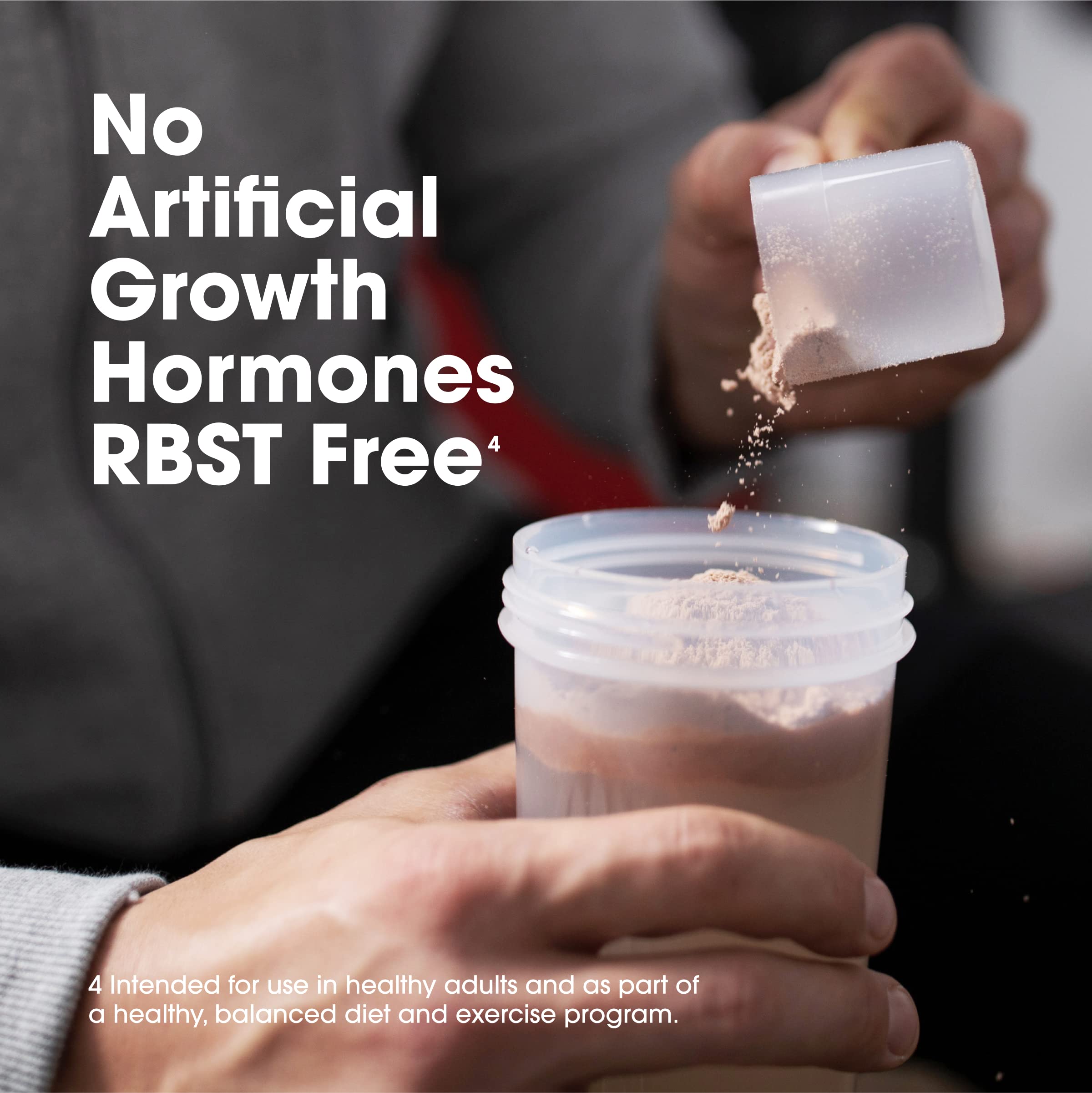 Optimum Nutrition frasco junto a objetos para comparar tamaño y rendimiento