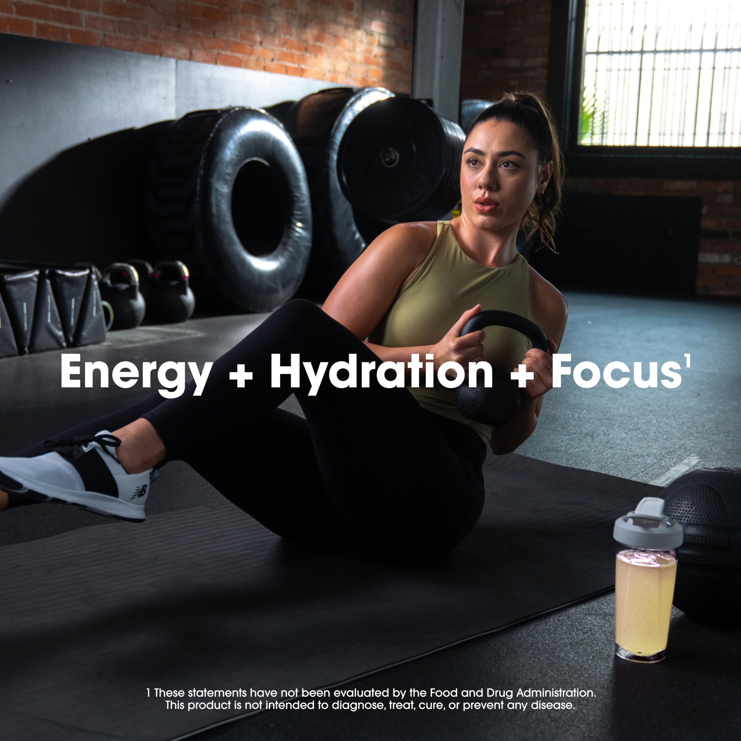 Optimum Nutrition tarro abierto en mano del usuario mostrando fácil acceso al producto